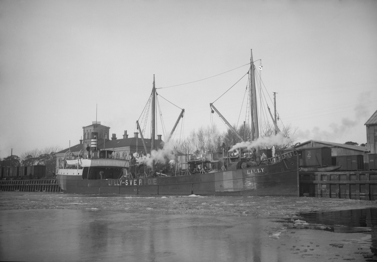 Lastångfartyget LILLY av Göteborg i Åhus hamn den 11 december 1918.