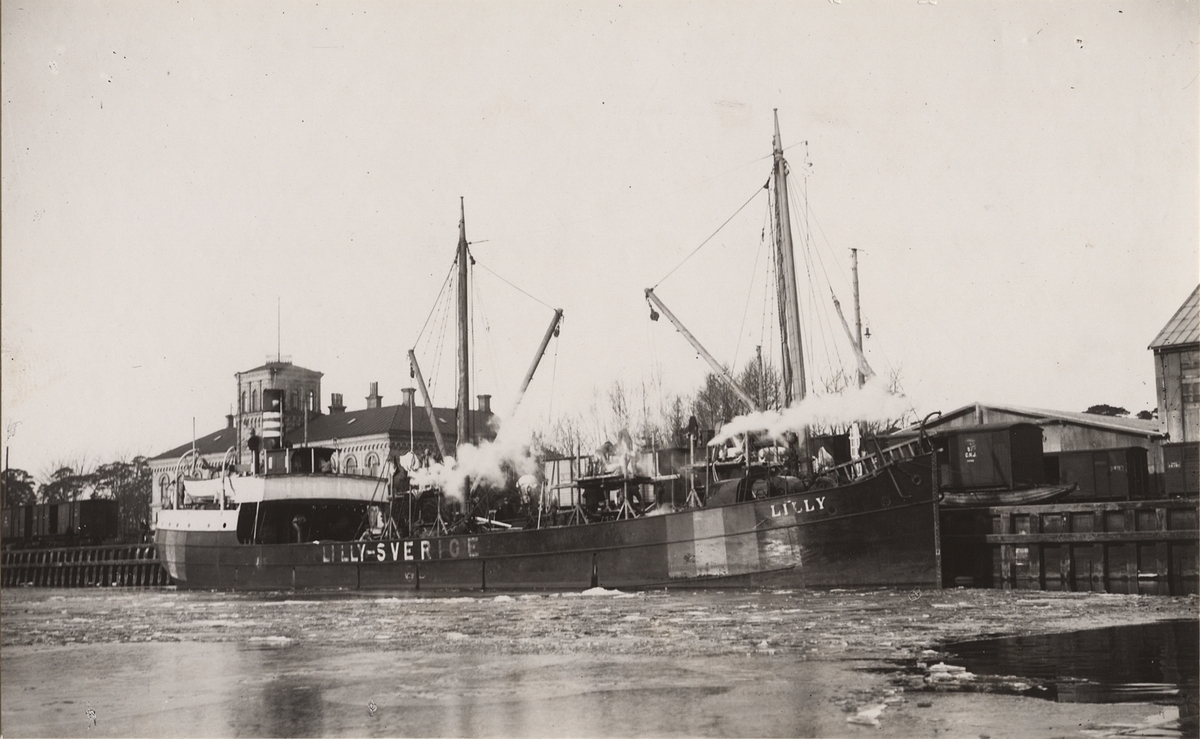 Lastångfartyget LILLY av Göteborg i Åhus hamn den 11 december 1918.