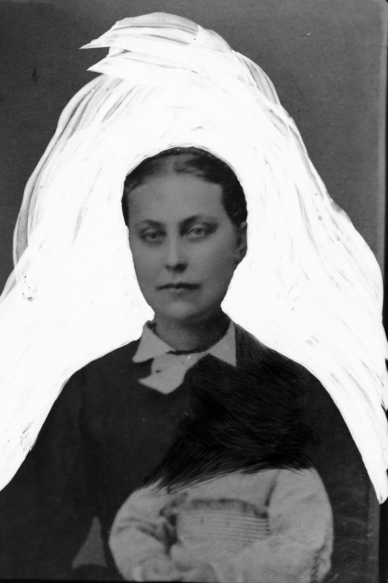 Studioportrett av en kvinne med en hvit, retusjert bakgrunn.