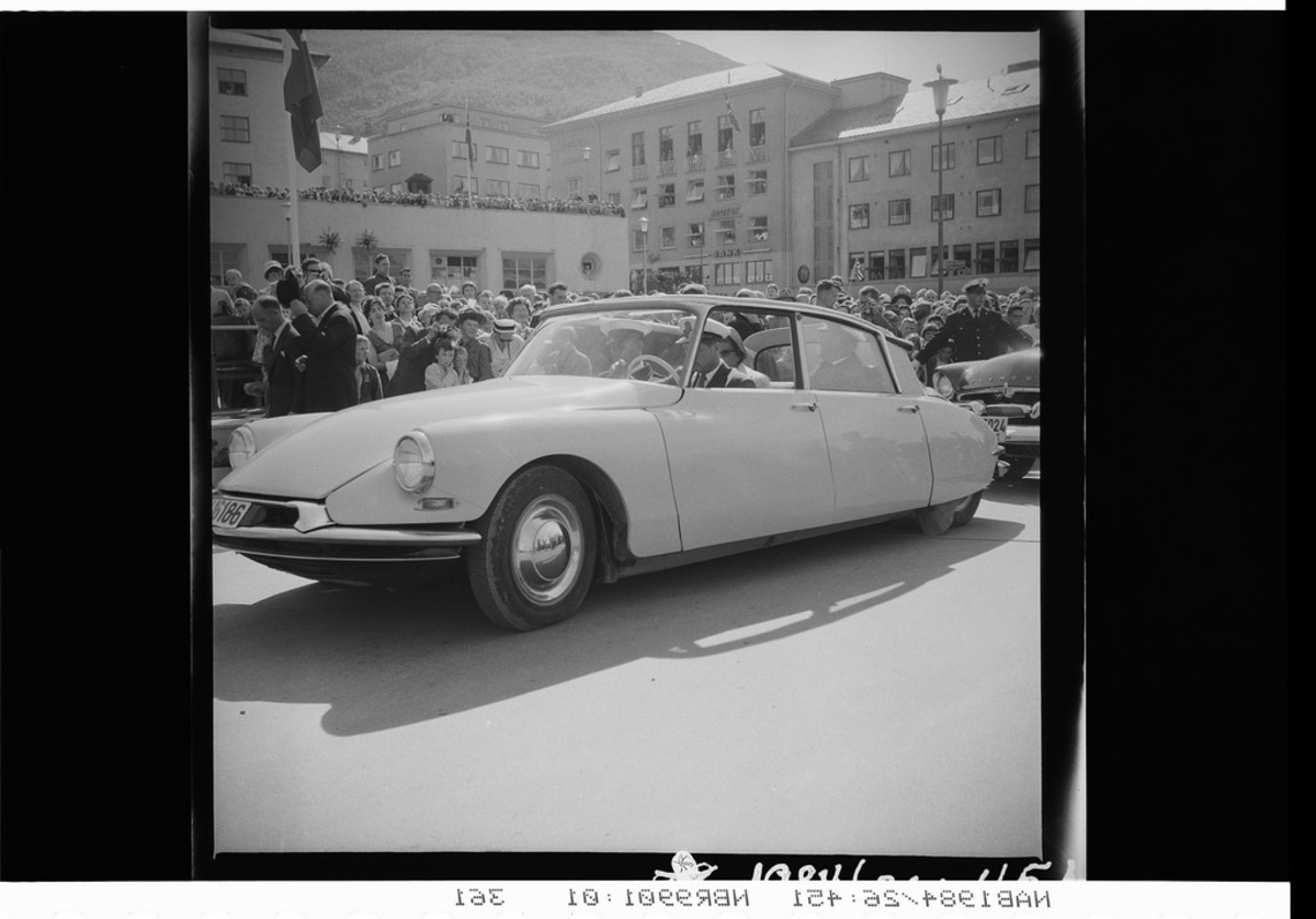 Avdukingen av monument over de omkomne  fra Norge og Eidsvold.. Kong Olav på Torvet. Citroen ID 19