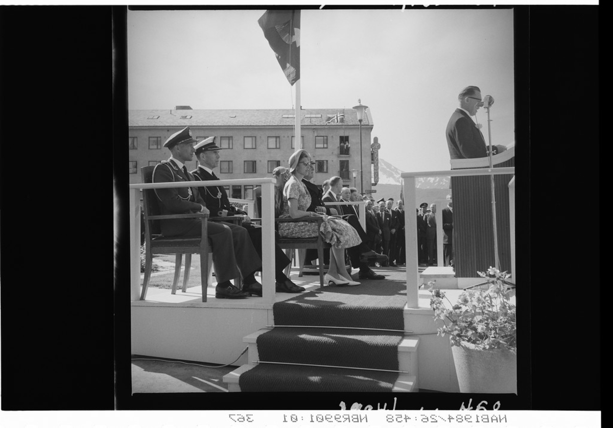 På Torvet. Ordfører Sverre Øvergaard taler. Kronprinsesse Astrid og Kong Olav.