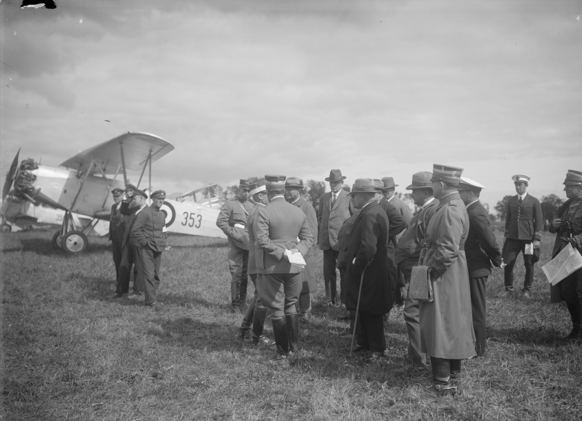 Militärer ur flygvapnet och civila män samlade på ett flygfält vid flygvapenövningen Västgötamanövern, 1931. Näst längst till höger syns kapten Nordenskiöld.