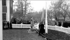 Fästningen. Invigning av soldathemmet år 1921. I bakgrunden (det lilla huset) syns besiktningshuset (trikinbyrån) för t.ex. kött och fläsk som såldes på fästningstorget.