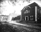 Fästningen. Drottning Viktorias soldathem började byggas 24 sept 1917 och avslutades år 1921. Ritningarna till byggnaden utfördes av arkitekt Ernst Thorulf, Göteborg. Skolverksamhet har bedrivits i soldathemmet (mellanskola, realskola).