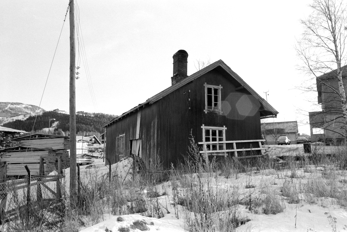 Kolloen kolonial, uthus, bryggerhus ved Kvernveita, Brumunddal. Finsals bryggerhus, forfall 1975. 