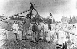 Gruppe, arbeidslag ved steinmur, 6 menn og ei jente. Jernban