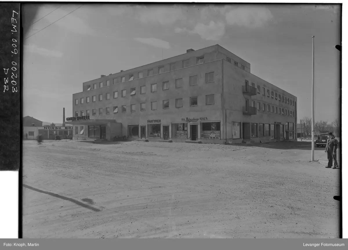 Grand Hotell, 1950  VIII