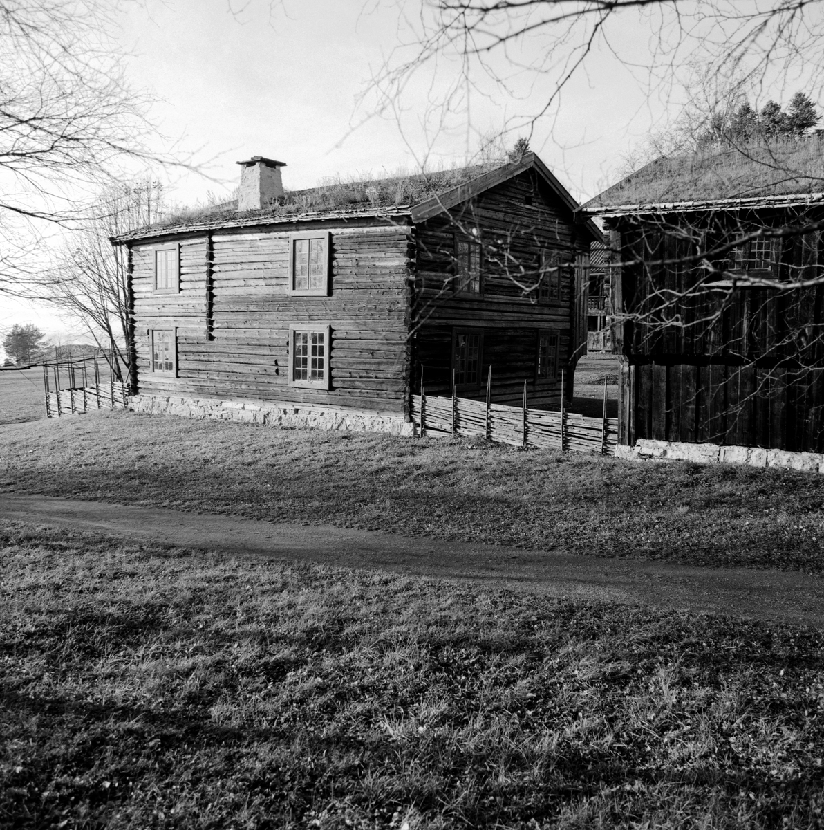 Hedmarkstunet. Skråstadloftet. Grimsrud.