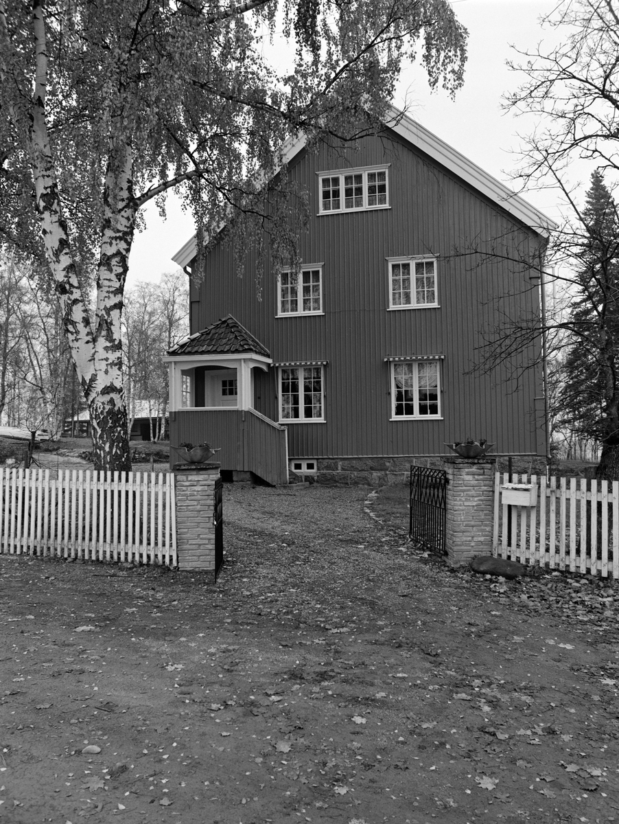 Maihaugen, den gamle direktørboligen ved Aadals Brug. Porten. 