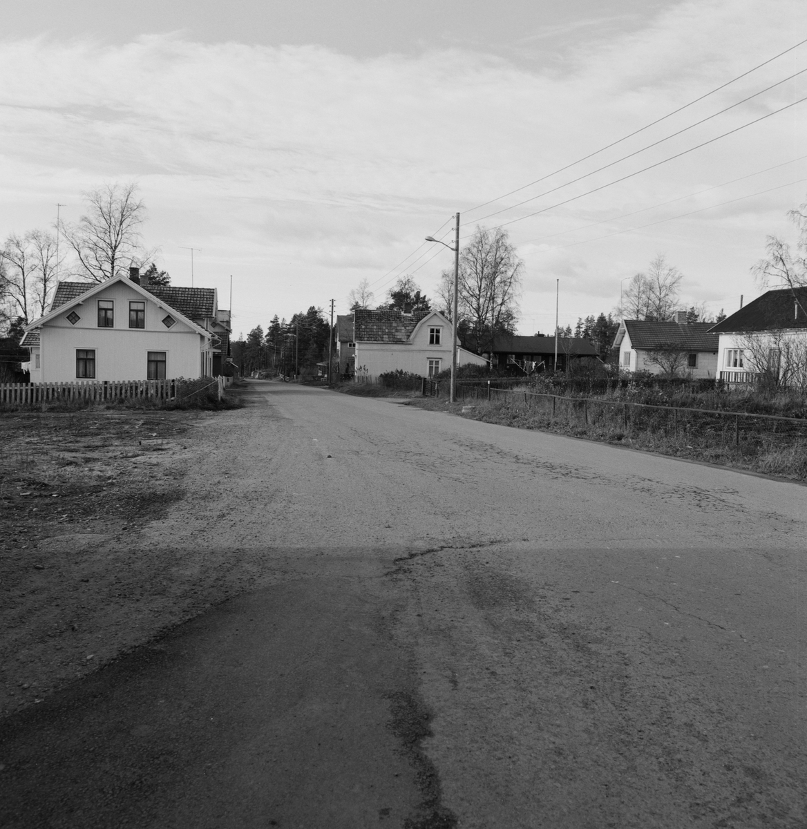 Klevbakken, Ådalsbruk. Bilde fra Samvirklagstomta mot "kiosken" og Pabsdorfbutikken. Klevbakken 83 og 94. Løten.