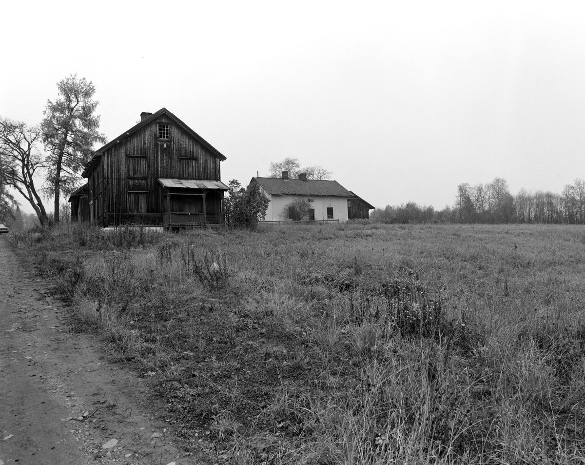 Bilde fra Fløta opp Støperigutua. Huset nærmest er flyttet bakover på eiendommen. Uthus og rappet/pusset våningshus(bakeriet) er revet. 