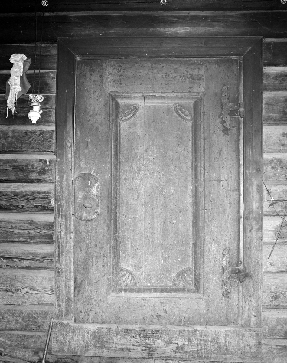 Seberg gård, Ringsaker. Dør, uthus. 