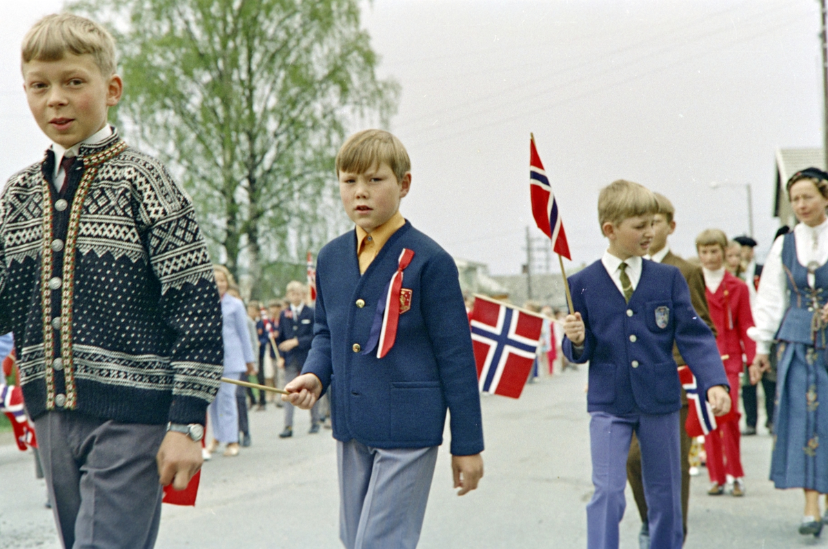 Brumunddal, 17.mai. 
Barnetoget. 
Nasjonaldag. Sigvart Jovall, Wold, Tor Arne Hovland, Kurt Høyen, ?, Kirsten Jovall