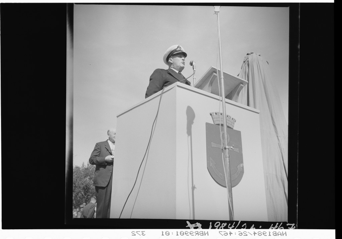 Kong Olav taler. Det tildekkede Rallarmonumentet skal avdukes