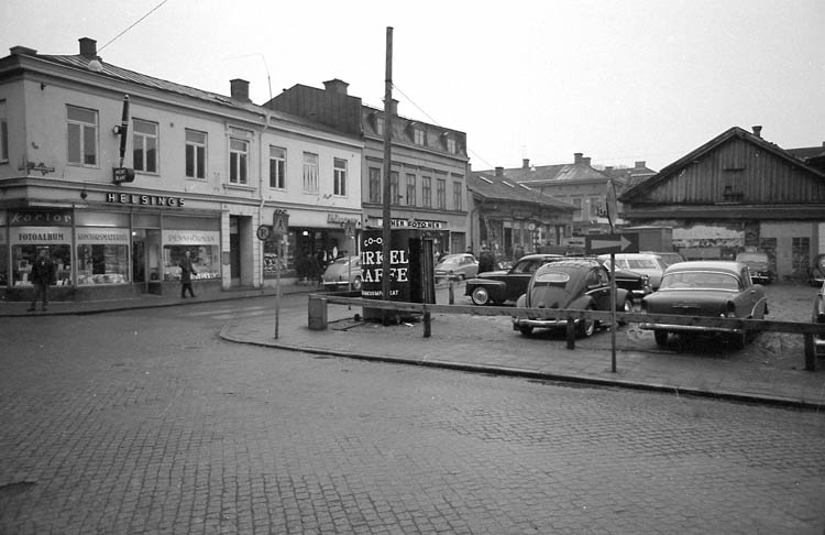 Text till bilden: "N:a Drottninggatan-Kilbäcksgatan. Rivet 1965-66". Album 2 bild 7.