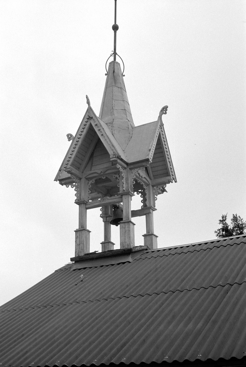 STOR-ILE gård, Furnes i Ringsaker. Gnr. 257 bnr. 1. Takrytter, gårdsklokke på stabburet. 