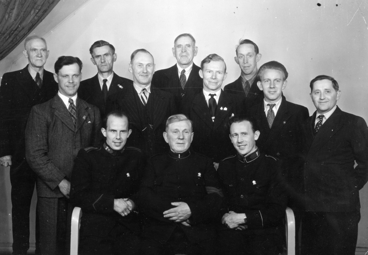 Frelsesarmeens Brødreforbund (Bestiller av fotografering: Dølvik)
Bakerste rekke fra v.: 4. Jørgen Clausen.
Midtrekken fra v.:  5. Mikael Fuglstad, malmveier på Bolaget. Sersjantmajor i Frelsesarmeen?
Sittende foran fra v: 1. Fridtjof Mollerin, korpsleder i Narvik 2. Jentoft Dølvik fra Vågan, Svolvær.
Sersjantmajor Rekstad i Frelsesarmeen er muligens også med på bildet.