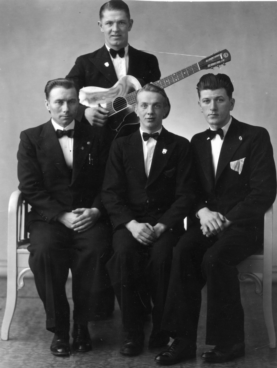 Slagerkvartett  v/ Leiknes 
Mannen med gitar hette Kristiansen. Første rekke fra venstre :Ludvik  Leiknes , Trygve Rasmussen, ukjent.