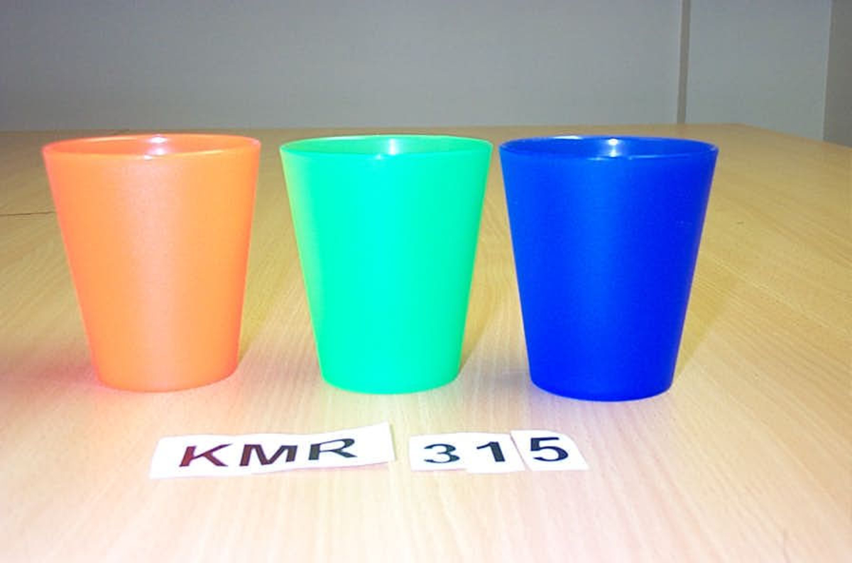 Fra utstillingen "Kjøkkenbenken tur retur" Innkjøpt til utstillingen: 4 plastglass, beger, 
A orange, B grønn, C blå, D mørk grønn