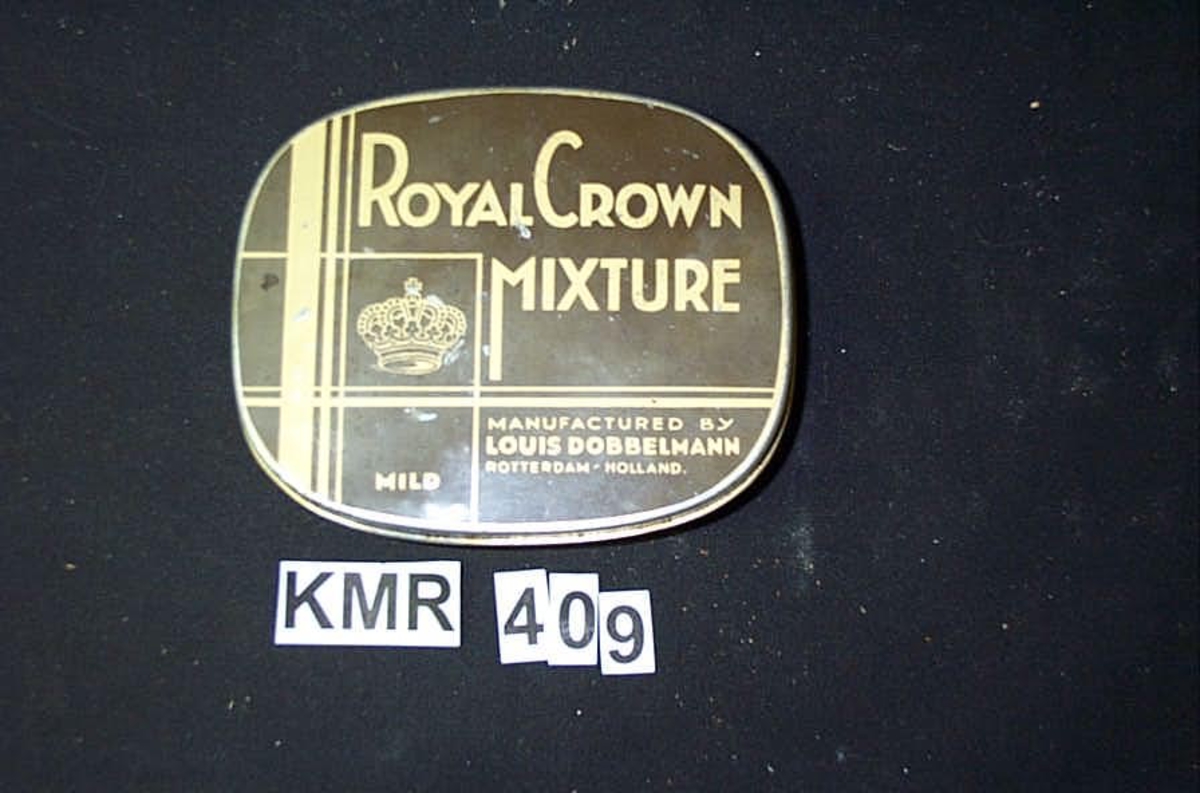 Royal Crown Mixture Manufactured by Louis Dobbelmann Rotterdam Holland. inni esken ligger, på et stk gas stoff, en sprøyte og 5 sprøytespisser. 