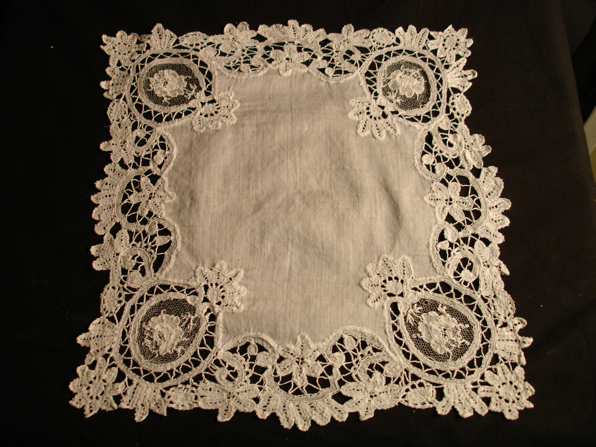 roser, andre blomster, blad og div. pynt