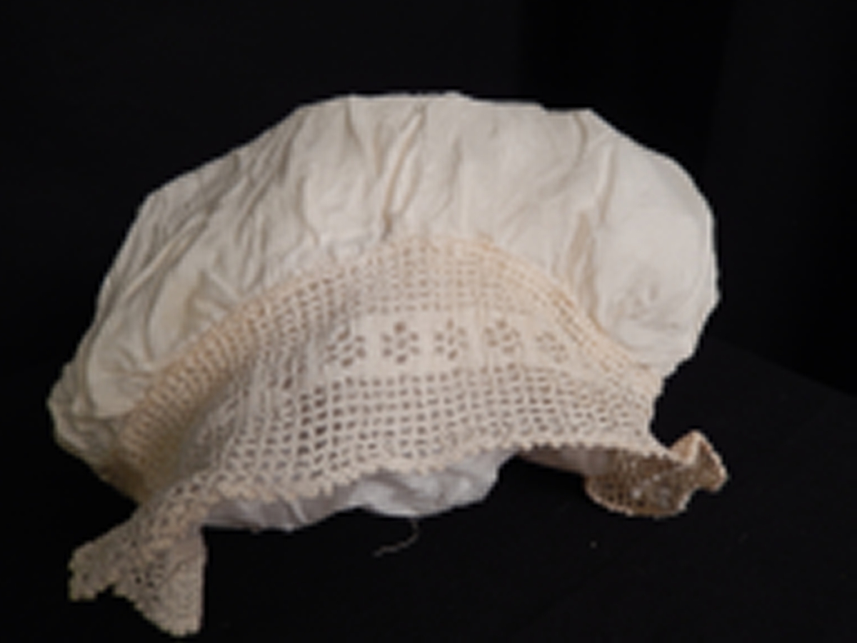 Kyse i silke, kantet med bomullsblonder.