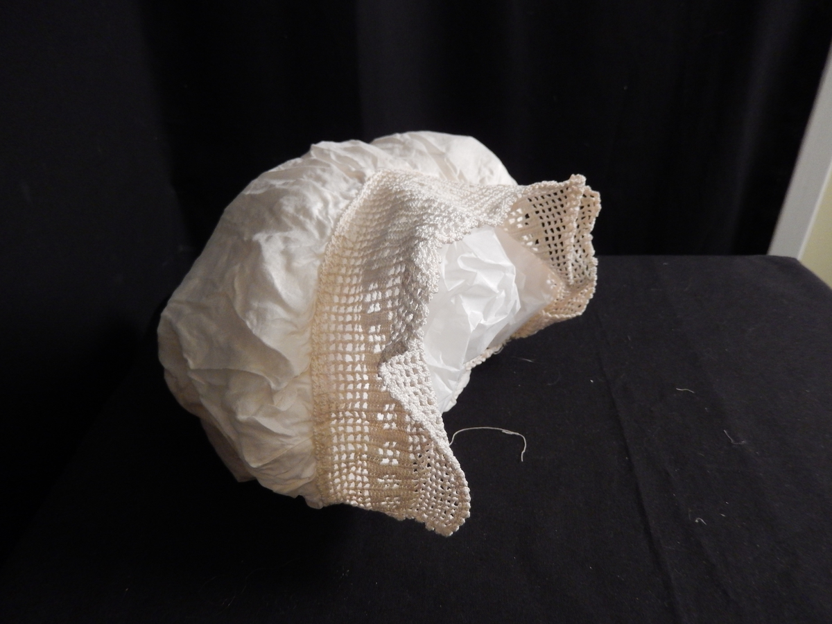 Kyse i silke, kantet med bomullsblonder.