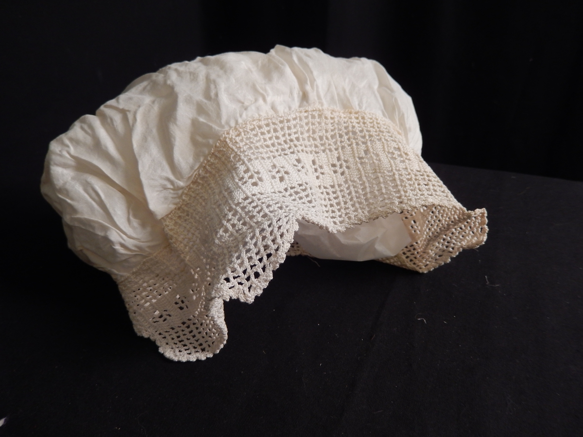 Kyse i silke, kantet med bomullsblonder.