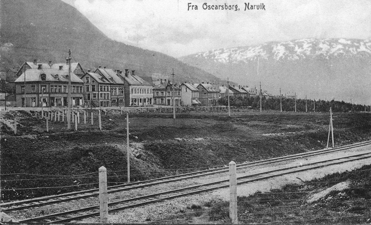 Jernbanespor. Sporet til venstre kalles Fagerneslinja og sporet  til høyre kalles Nedrelinja. Begge sporene starter på Narvik stasjon, Ofotbanen. Bebyggelsen ligger langs Kongens gate på Oscarsborg.