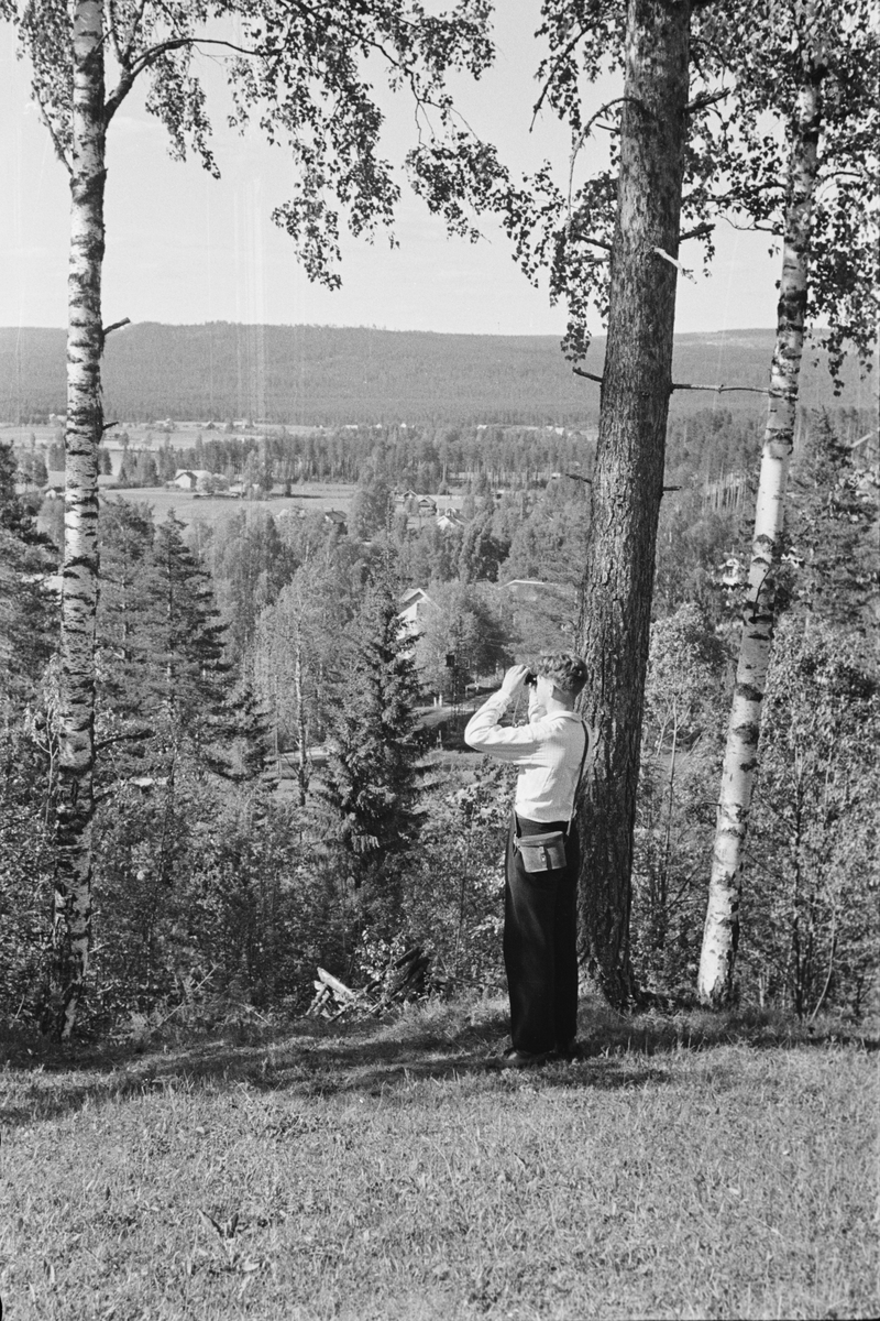 Christiansfjeld festning, Elverum. Gutt med kikkert. 