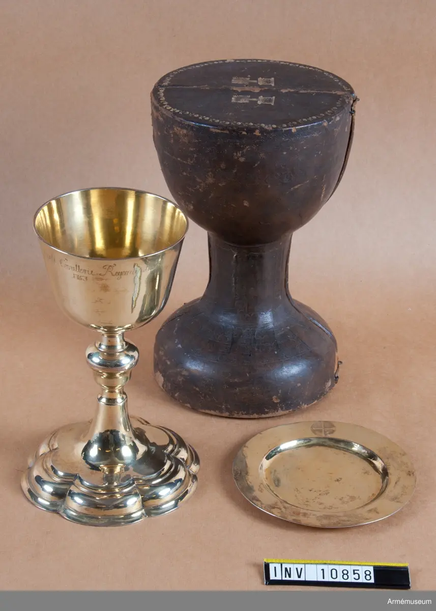 Kalk av förgyllt silver för "Westgiöte Cavallerie Regemente 1753". Samhörande paten, läderfodral.