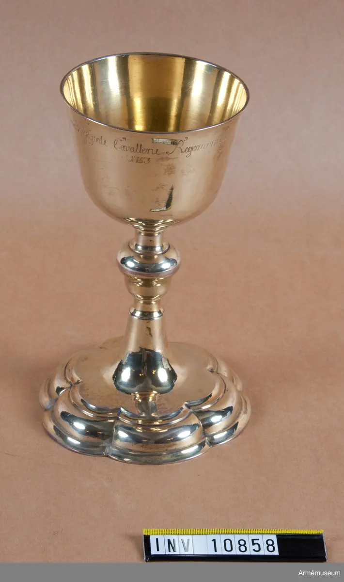 Kalk av förgyllt silver för "Westgiöte Cavallerie Regemente 1753". Samhörande paten, läderfodral.