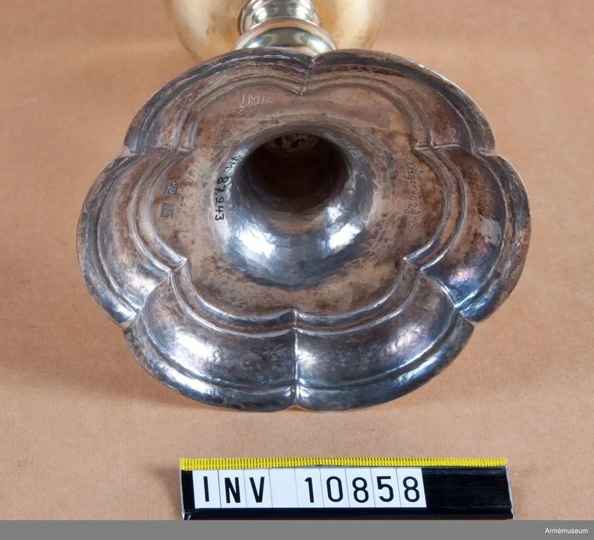 Kalk av förgyllt silver för "Westgiöte Cavallerie Regemente 1753". Samhörande paten, läderfodral.