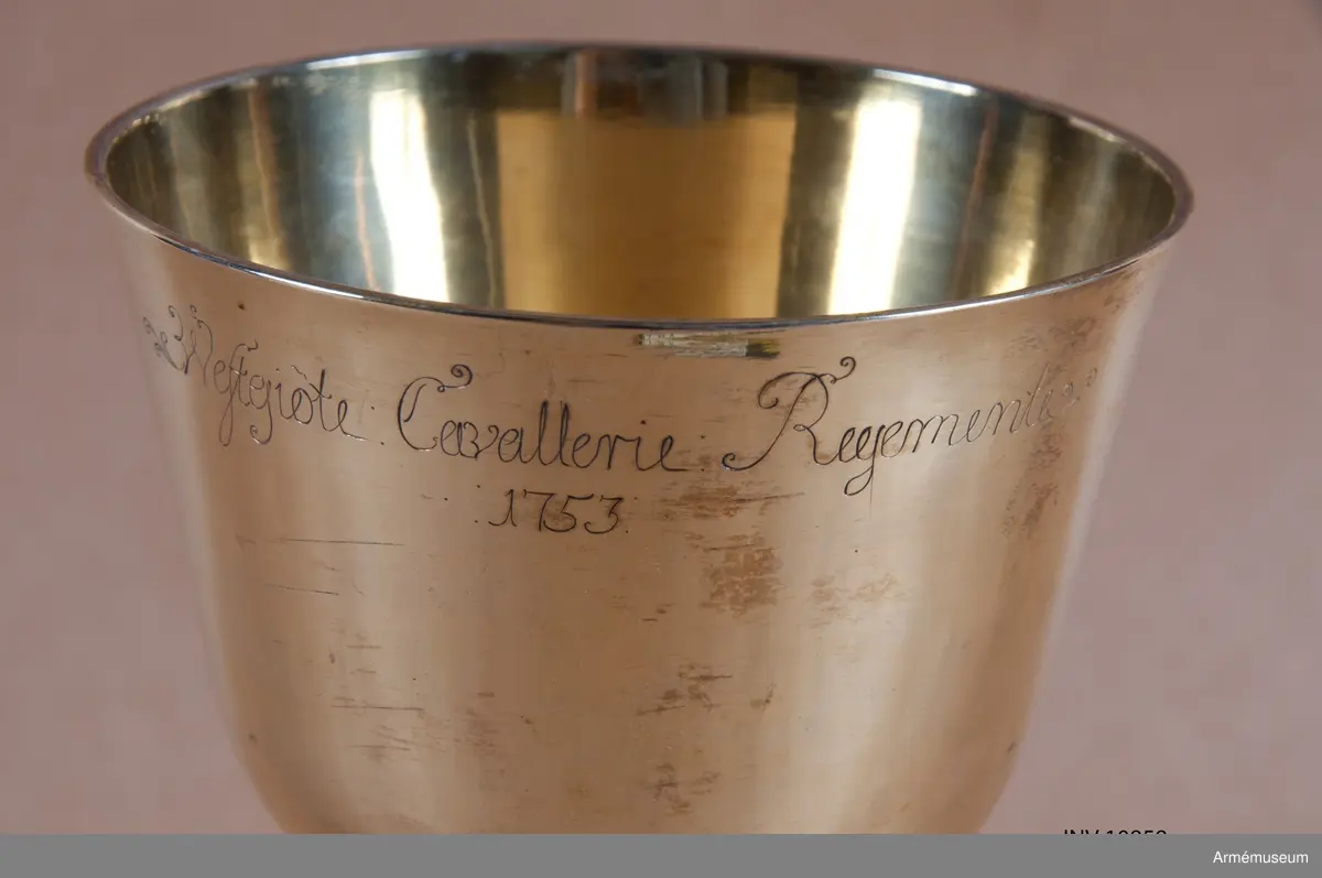 Kalk av förgyllt silver för "Westgiöte Cavallerie Regemente 1753". Samhörande paten, läderfodral.