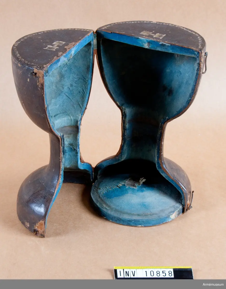 Kalk av förgyllt silver för "Westgiöte Cavallerie Regemente 1753". Samhörande paten, läderfodral.