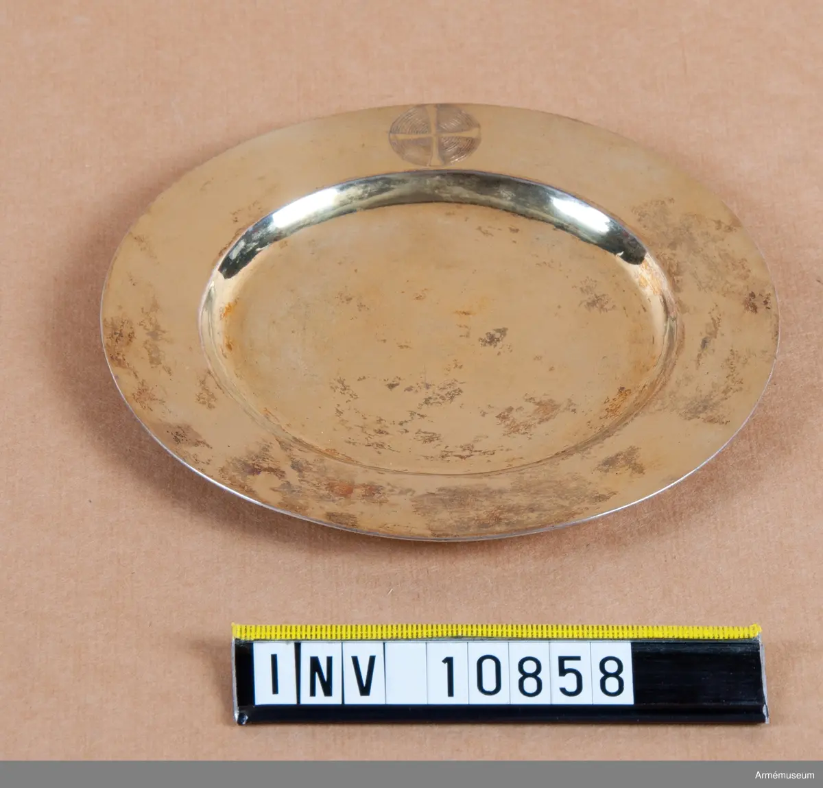 Kalk av förgyllt silver för "Westgiöte Cavallerie Regemente 1753". Samhörande paten, läderfodral.