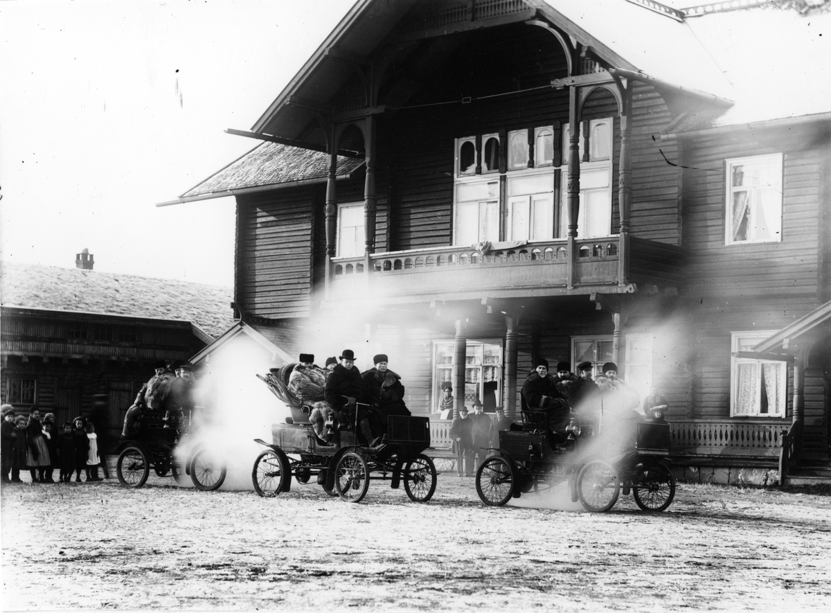Biler, lokomobiler utenfor Trudvang.
Bildet er tatt 1903 i forbindelse med jernbane befaring. 
Første bil er nok Kr,a Nr.9 bilen bak er også en lokomobil Kr,a nr 8 (bilene hadde ikke Kr.a på skiltet det stod bare et Nr. Sort bunn med hvitt tall.Bilene var registrert i Kristiania Christiania. Egentlig var de bare registrert på nr 9-8 osv Kr,a var bare en forkortelse).
 Den bakerste er en Conrad med Kondensator. Kr,a Nr 16?