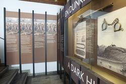 Utställningen "En dunkel historia" i trappmontrarna på Sjöhi