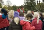 Christina Taube med skolklass vid GLADANS mast,Sjöhistoriska Museet.