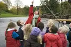 Christina Taube med skolklass vid GLADANS mast,Sjöhistoriska Museet.