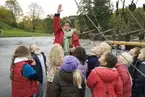 Christina Taube med skolklass vid GLADANS mast,Sjöhistoriska Museet.