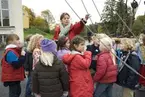 Christina Taube med skolklass vid GLADANS mast,Sjöhistoriska Museet.