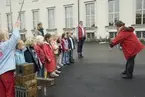 Christina Taube med skolklass vid GLADANS mast,Sjöhistoriska Museet.