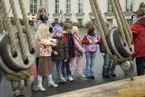 Christina Taube med skolklass vid GLADANS mast,Sjöhistoriska Museet.