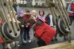 Christina Taube med skolklass vid GLADANS mast,Sjöhistoriska Museet.