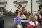 Christina Taube med skolklass vid GLADANS mast,Sjöhistoriska Museet.