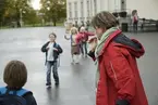 Christina Taube med skolklass vid GLADANS mast,Sjöhistoriska Museet.