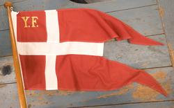 Dansk flagga, tvåtungad, från Petterssonbåten WIKING X i Båt