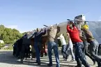 Båtupptagning på gammalt traditionellt vis, med handkraft, på Årstavikens SS vid Eriksdalsbadet 26 september 2009