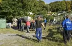 Båtupptagning på gammalt traditionellt vis, med handkraft, på Årstavikens SS vid Eriksdalsbadet 26 september 2009